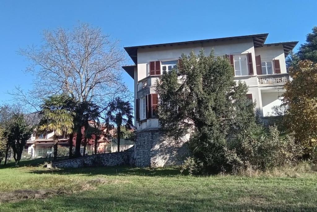 een groot wit gebouw met bomen ervoor bij Villa Luigia in Leggiuno