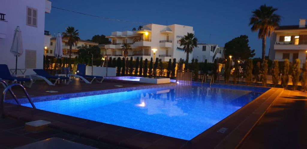 Bazén v ubytovaní Apartamentos venecia a unos pasos de la playa alebo v jeho blízkosti