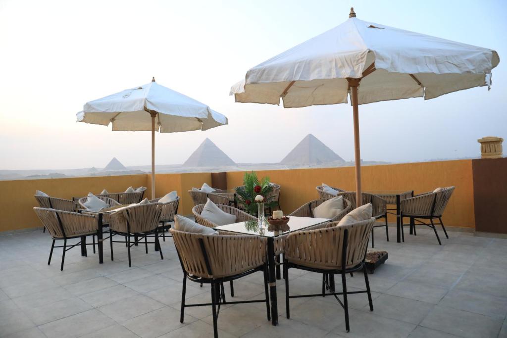 Patio nebo venkovní prostory v ubytování Pyramids heart view hotel