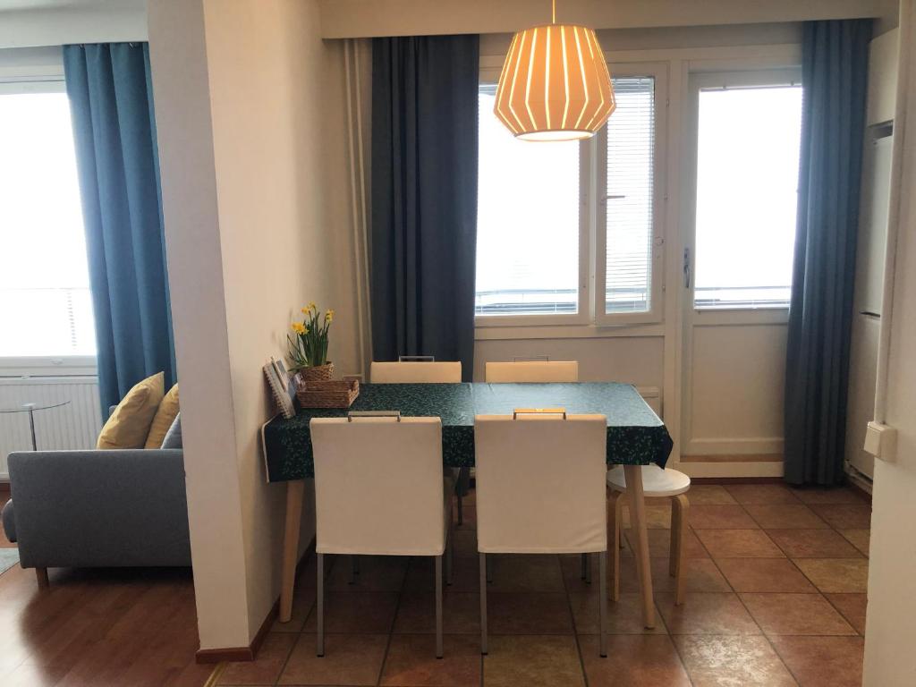 uma cozinha e sala de jantar com mesa e cadeiras em Two bedroom apartment with view to the sea Free parking em Kemi