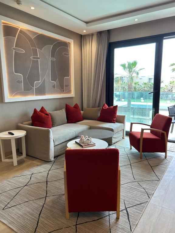 - un salon avec un canapé et des oreillers rouges dans l'établissement Anfa Place, Luxury Apartment just renovated, Ocean View, à Casablanca