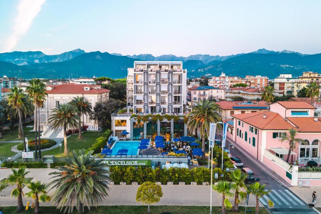 uma vista aérea de uma cidade com um resort em Hotel Excelsior em Marina di Massa