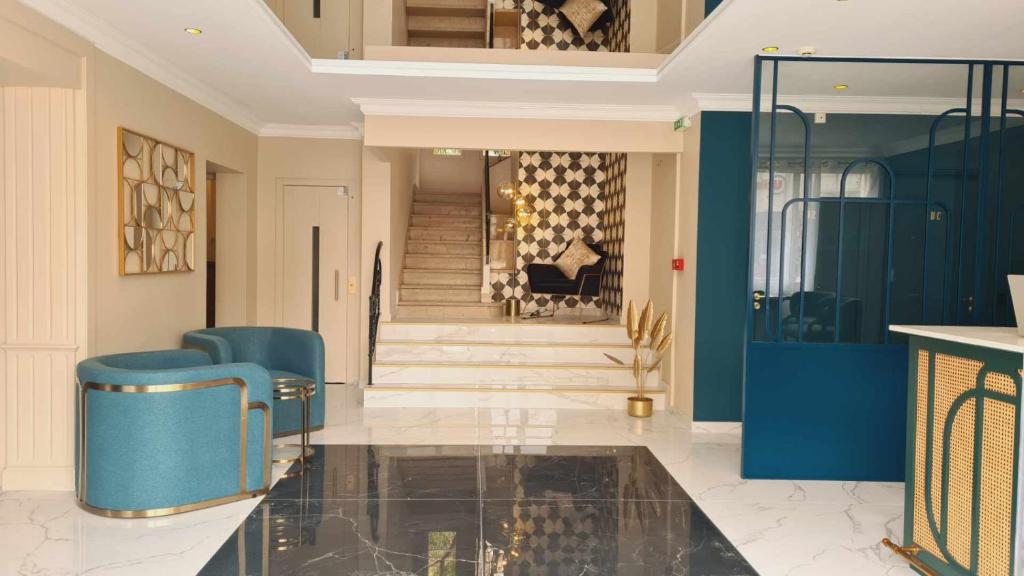 a lobby with a blue door and a staircase at La Caravelle in Aix-en-Provence