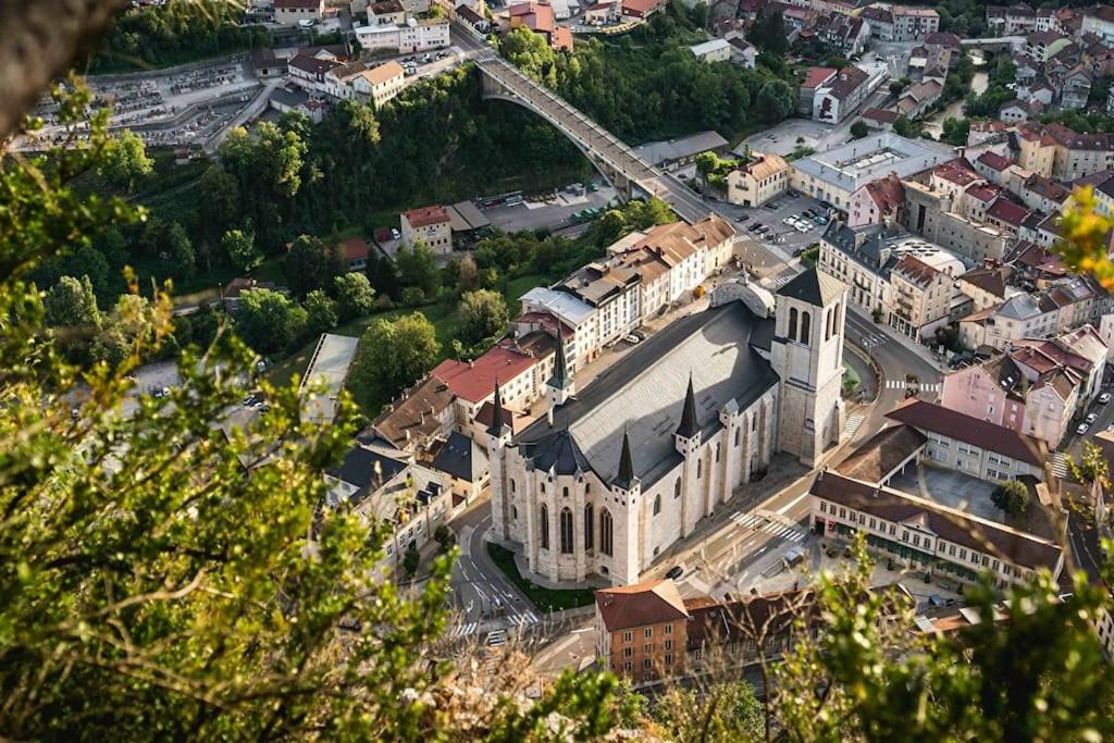 z góry widok na duży budynek w mieście w obiekcie Luxueux T2 lumineux unique Saint Claude w mieście Saint-Claude