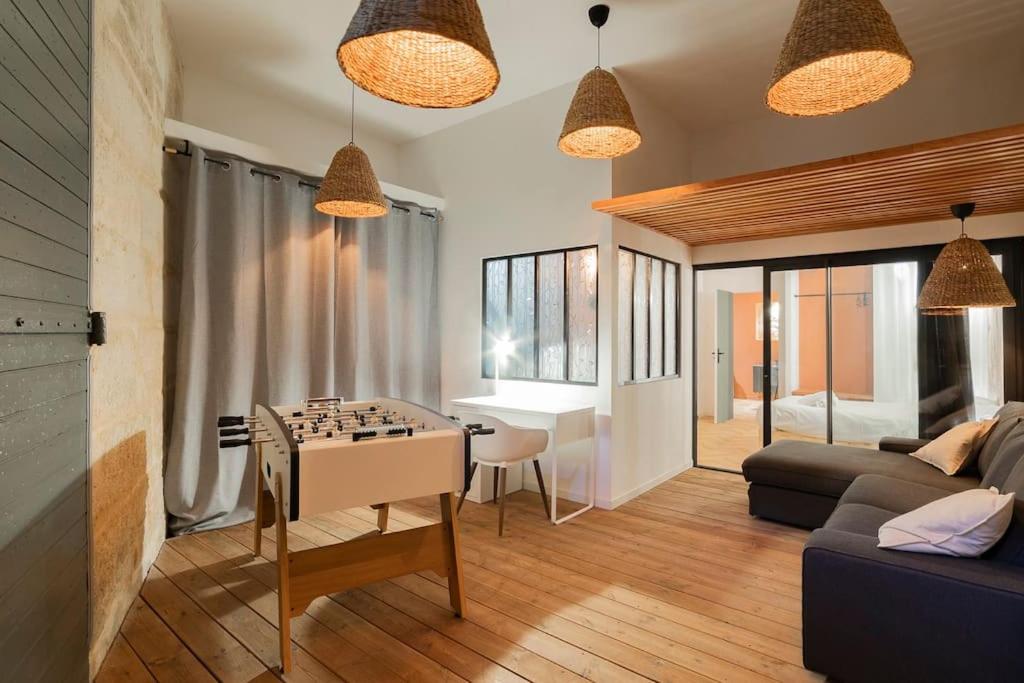 - un salon avec une table et un jeu d'échecs dans l'établissement Magnifique appartement spacieux - Proche centre, à Montpellier