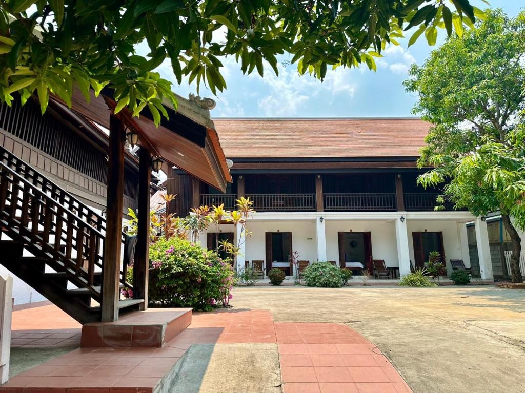 einen Außenblick auf ein Gebäude mit einer Veranda in der Unterkunft Residence Boutique Hotel in Luang Prabang