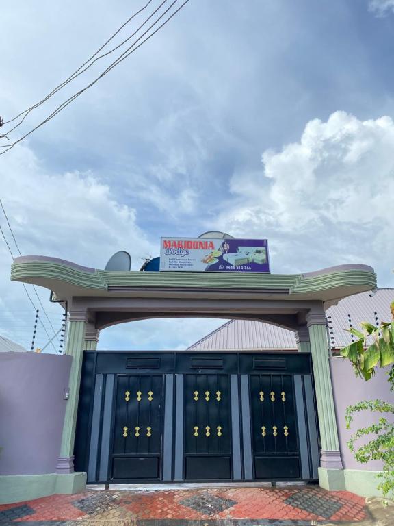 un edificio con un cartello sopra di Makidonia Lodge a Dar es Salaam
