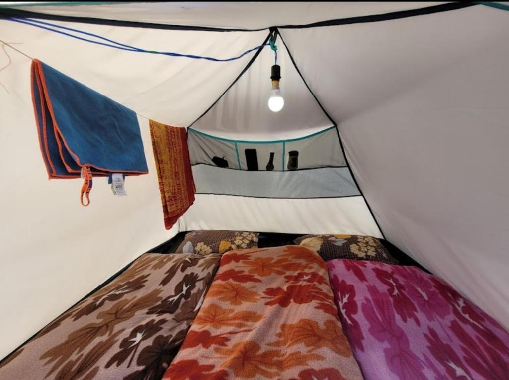 um quarto com uma cama numa tenda em Rajwan peradise tents em Kedārnāth