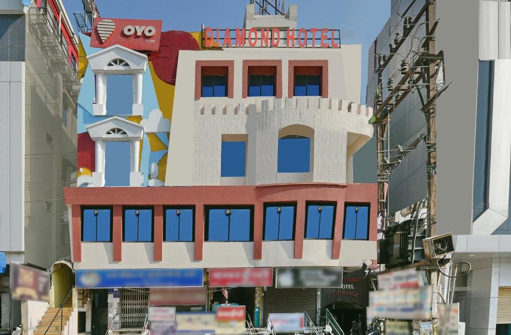 un bâtiment avec une peinture sur son côté dans l'établissement Hotel Diamond And Residences, à Indore