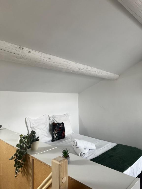 biały pokój z łóżkiem i stołem w obiekcie APPARTEMENT MAGINOT w mieście Bourg-en-Bresse