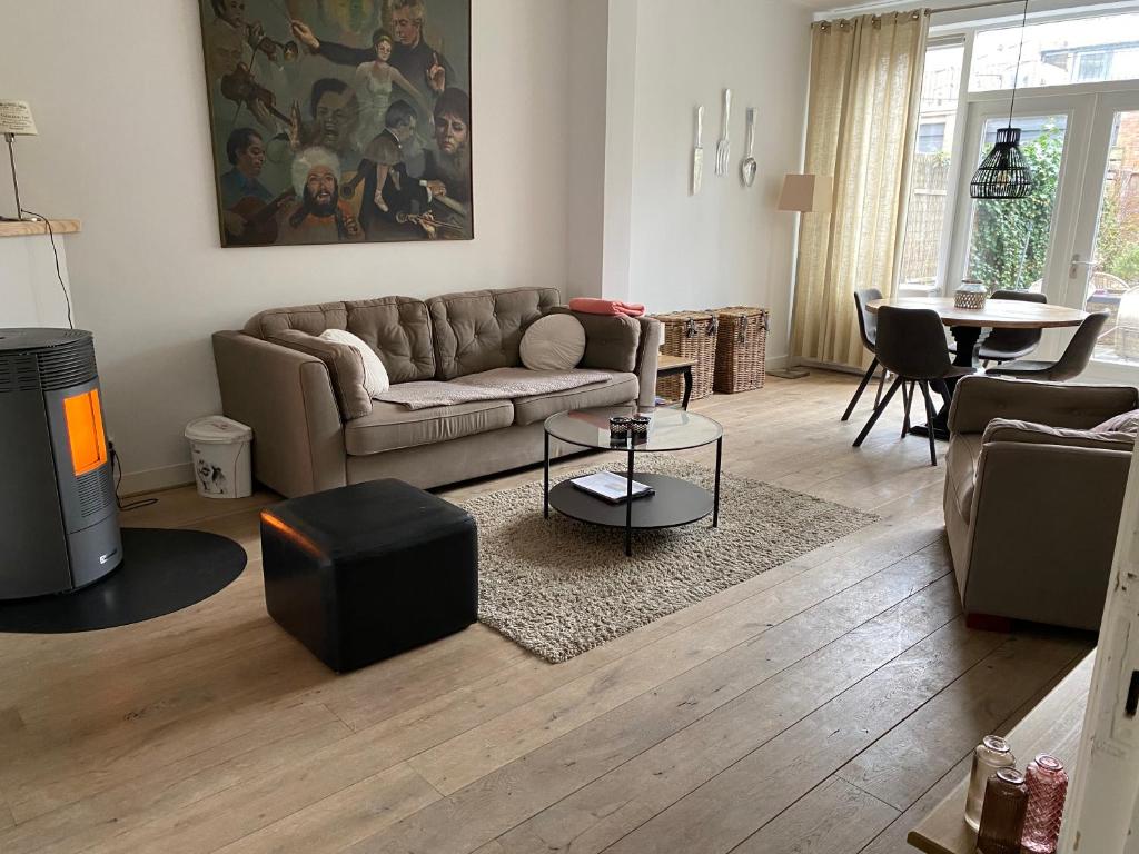 een woonkamer met een bank en een tafel bij Next To Sea in Vlissingen