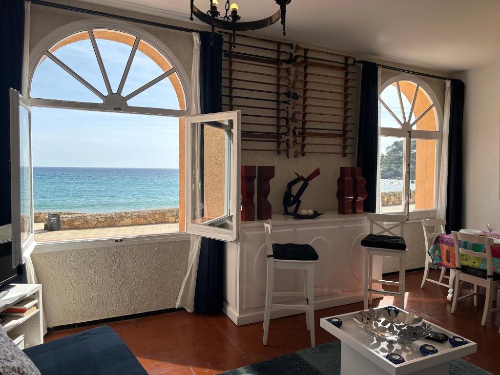 - un salon avec une grande fenêtre donnant sur l'océan dans l'établissement Apartamento con jardín a 11 metros de la playa. B3., à Palamós