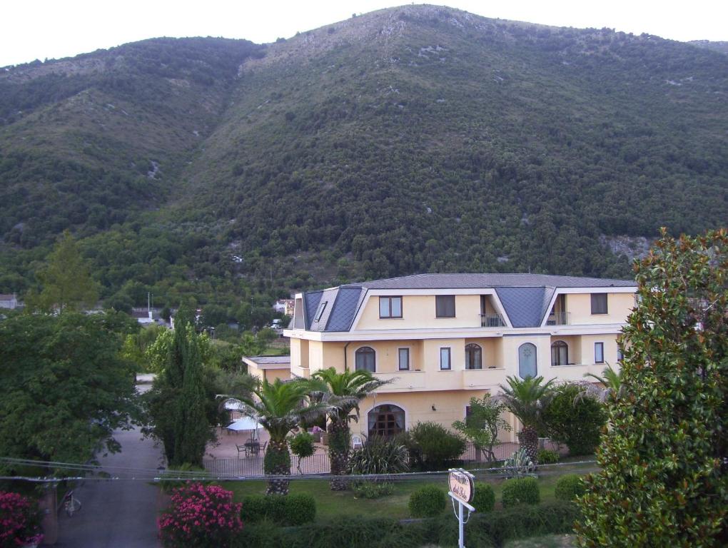 Nespecifikovaný výhled na hory nebo výhled na hory při pohledu z hotelu