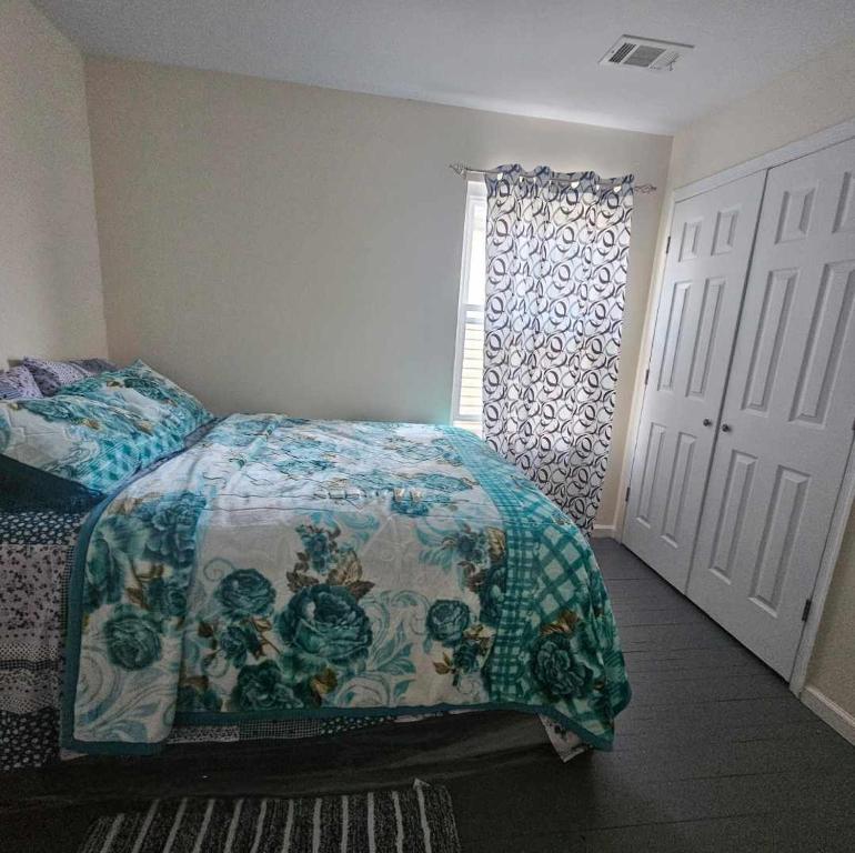 Ένα ή περισσότερα κρεβάτια σε δωμάτιο στο Room K Divine Villa and Resorts 5mins to EWR Airport and 4mins to Penn Station Newark, New York