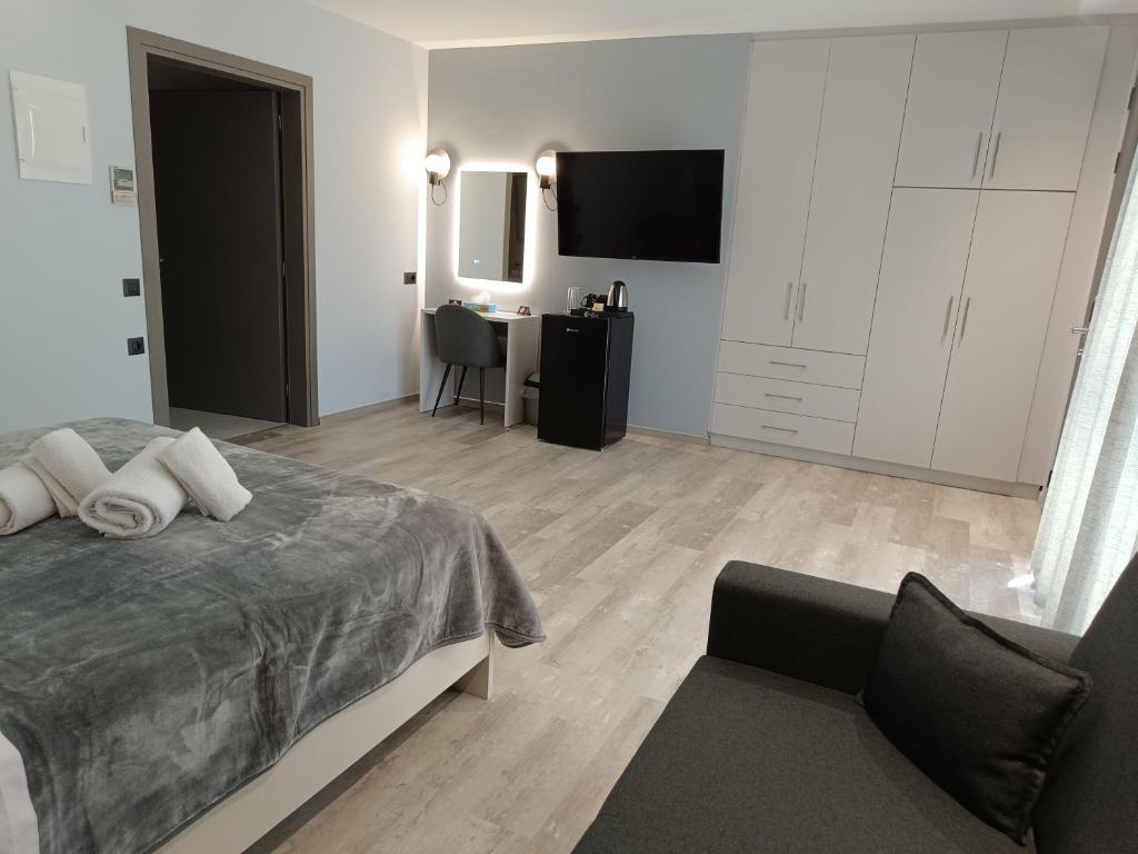 Oikos 9 Rooms and Suites - King Room With Roll-In Shower - Disability Access