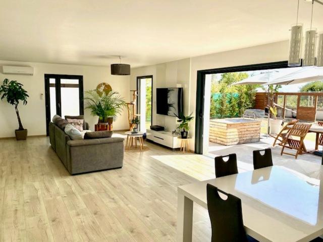 un salon avec un canapé et une table dans l'établissement Villa de 100m² climatisée sur Mèze, à Mèze