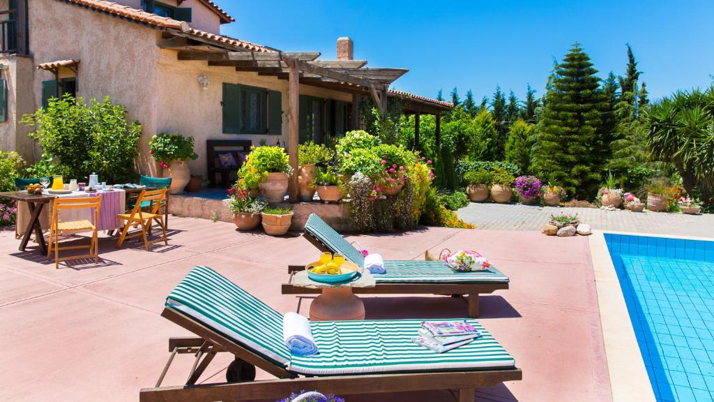 The swimming pool at or close to Villa Elli
