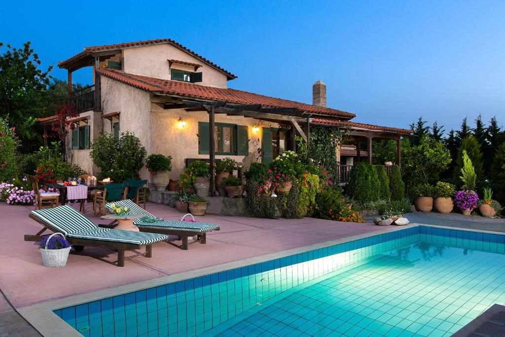 The swimming pool at or close to Villa Elli