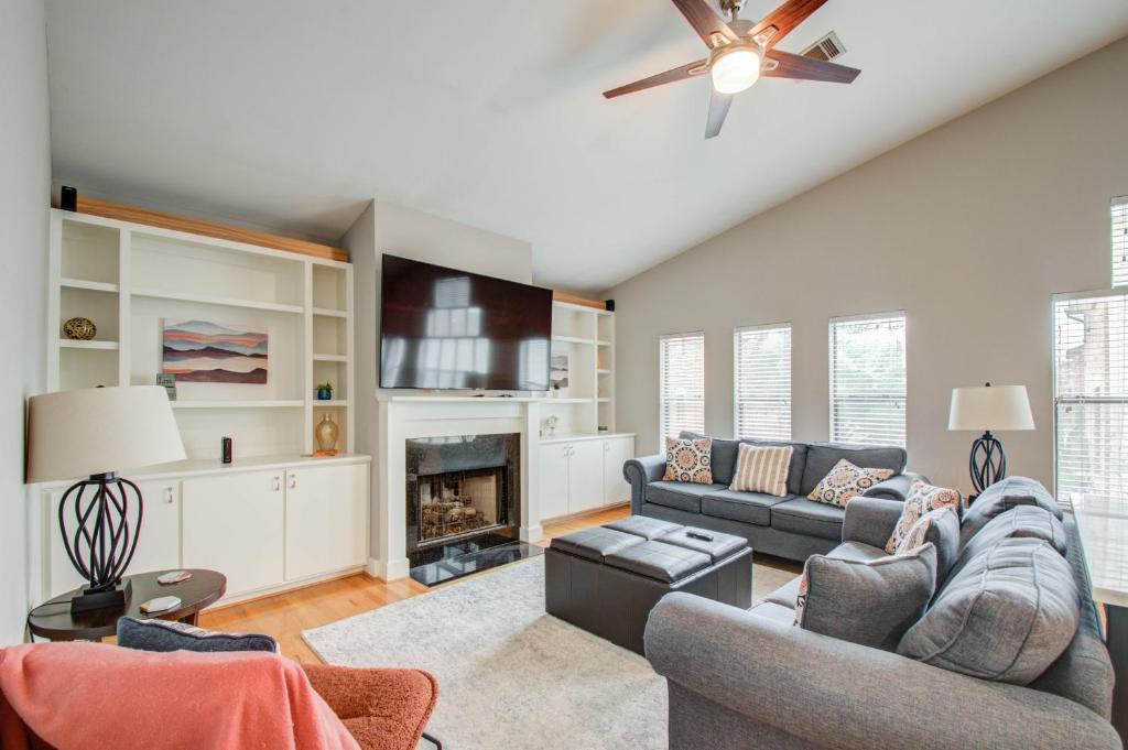 Hotel Medical Center Spring Special 1 Mile to NRG 3BR Fast Wifi, a living room with a couch and a fireplace at Medical Center Spring Special 1 Mile to NRG 3BR Fast Wifi in Houston