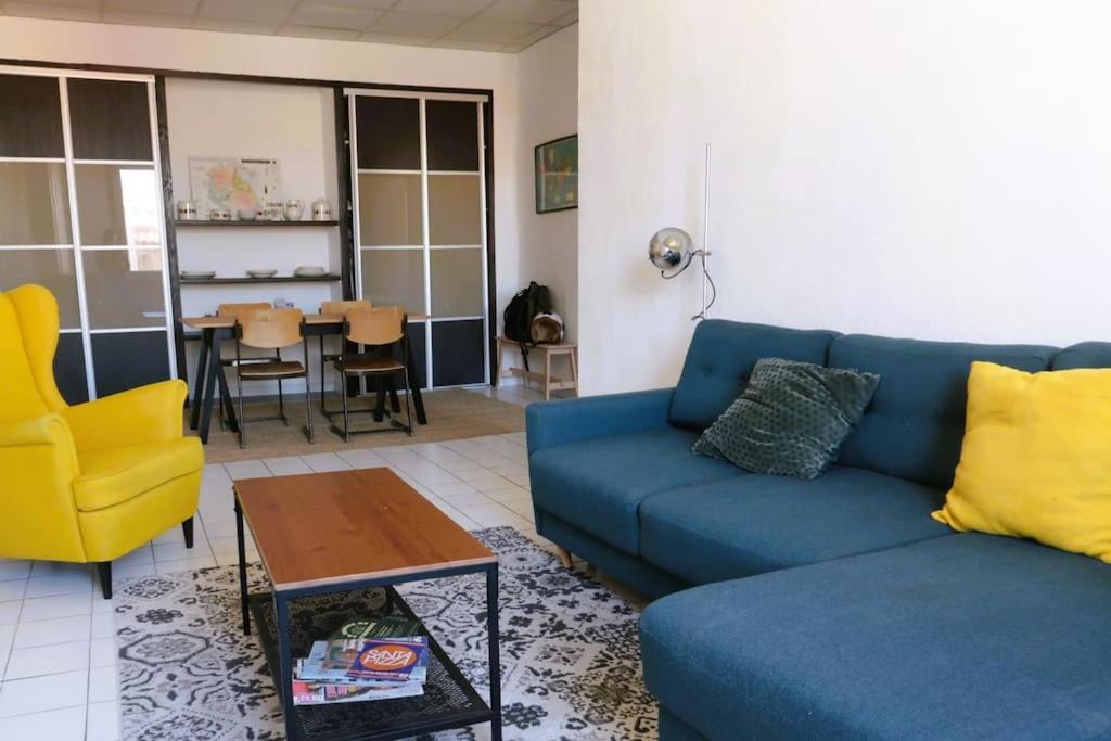 un salon avec un canapé bleu et une table dans l'établissement Spacieux et confort, entre Vieux-port et Pharo, à Marseille