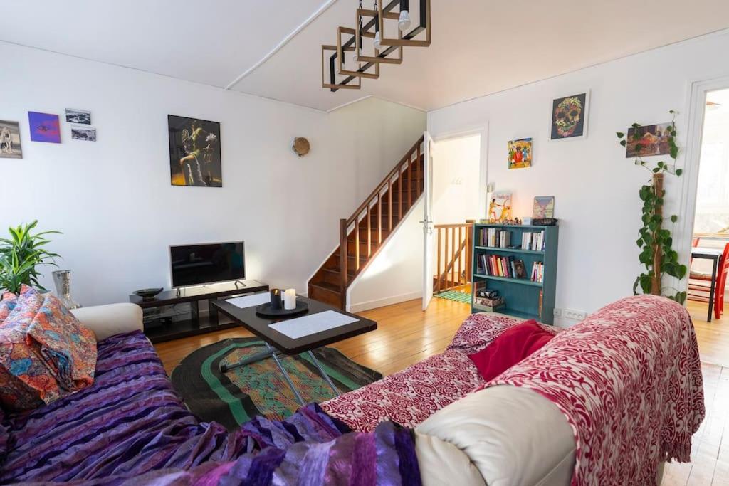 ein Wohnzimmer mit Sofa und Tisch in der Unterkunft La Maison Du Bonheur PARIS CDG AIRPORT, Bourget, Parcs Astérix,Expos, Disney Land, in Gonesse