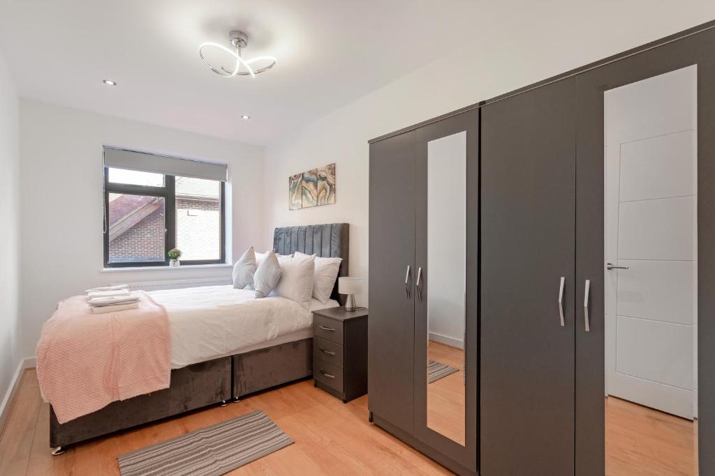 Un pat sau paturi într-o cameră la Modern Comfort Two Bedrooms Flat, Coulsdon CR5