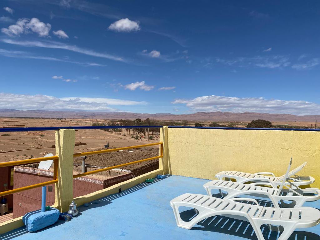 d'un balcon avec des chaises et une vue sur le désert. dans l'établissement Birgits Bed & Bistro, à Meski