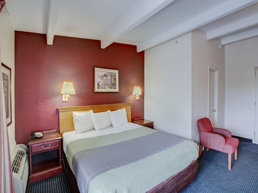 Postel nebo postele na pokoji v ubytování Red Carpet INN Whippany