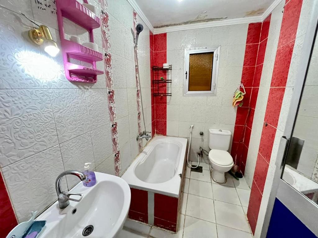 ein Badezimmer mit einem Waschbecken, einer Badewanne und einem WC in der Unterkunft خان العطلات in King Mariout