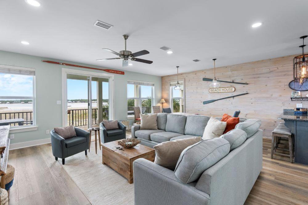 ein Wohnzimmer mit einem Sofa und einem Tisch in der Unterkunft Linger4Longer - Pass Time 4 in Gulf Shores