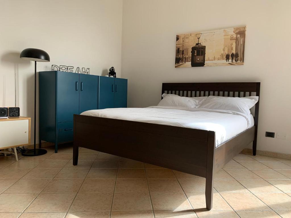 a bedroom with a bed and a blue cabinet at Appartamento Baia del Re - Navigli in Milan