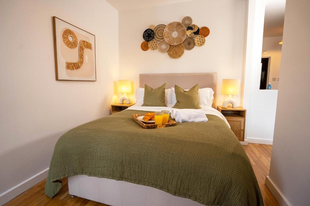 una camera da letto con un letto e un vassoio di cibo sopra di Boho Style - KING BED, Central, Super FAST Wi-Fi a Cambridge