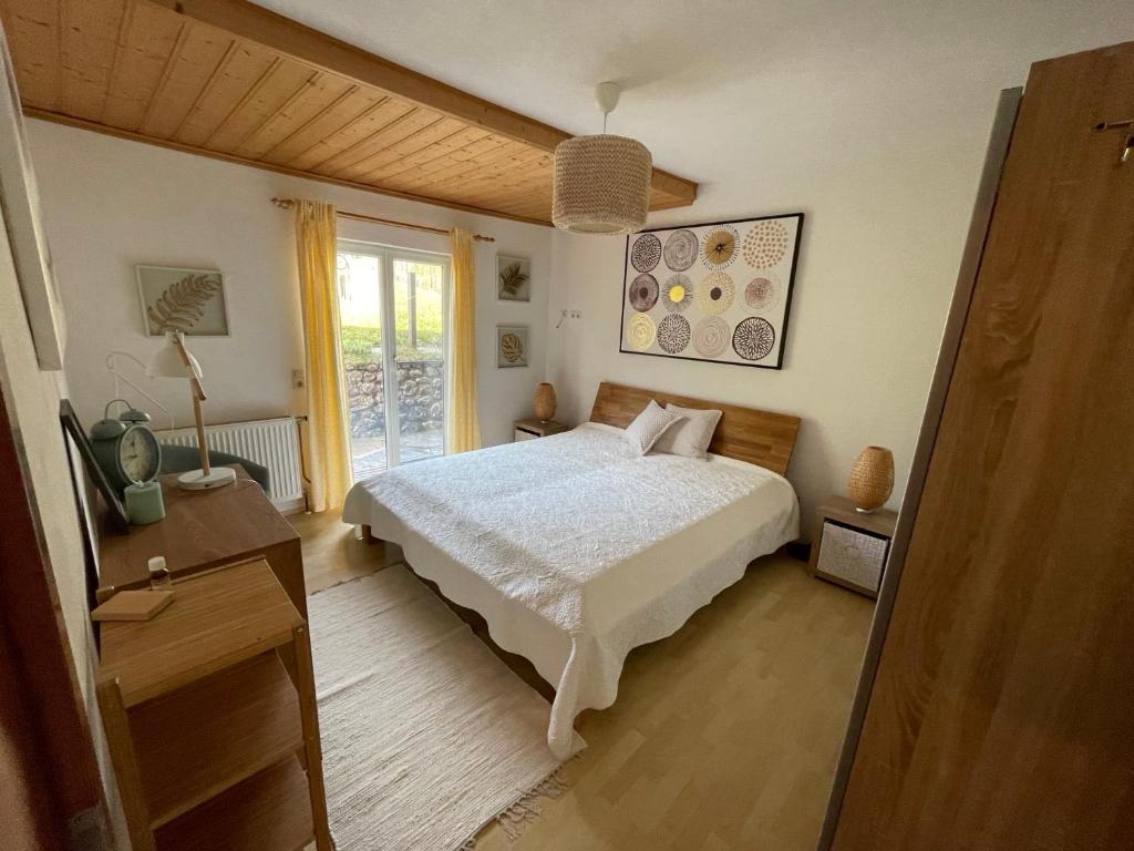 1 dormitorio con cama blanca y ventana en Haus Frey en Altaussee