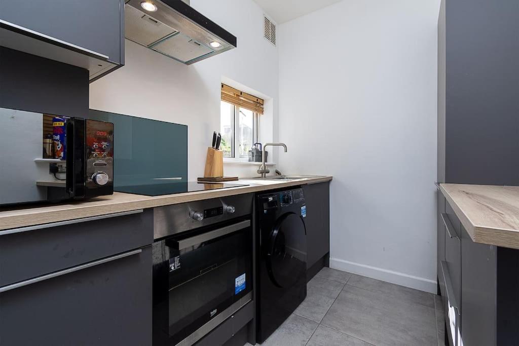 cocina con fregadero y lavavajillas en 2 Bed Maisonette with free parking. South Norwood en Norwood