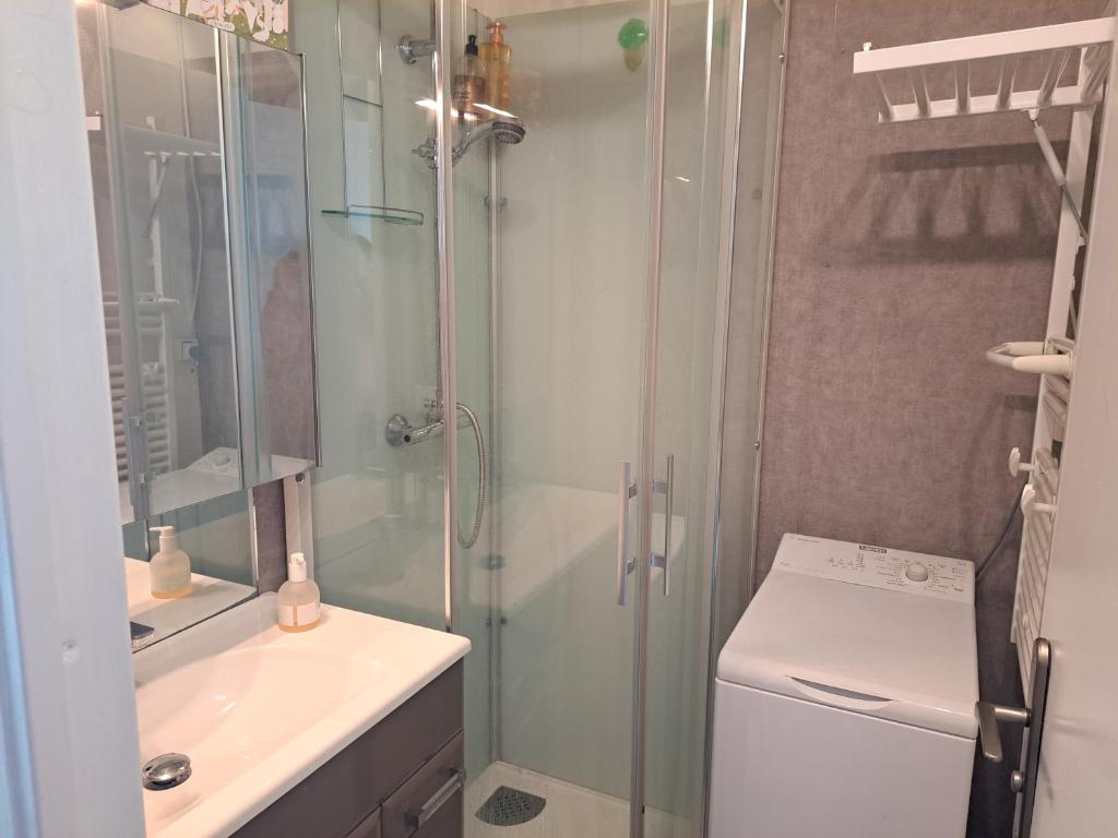 ein Bad mit einer Dusche, einem WC und einem Waschbecken in der Unterkunft Appartement T2 à 300m de la mer in Palavas-les-Flots