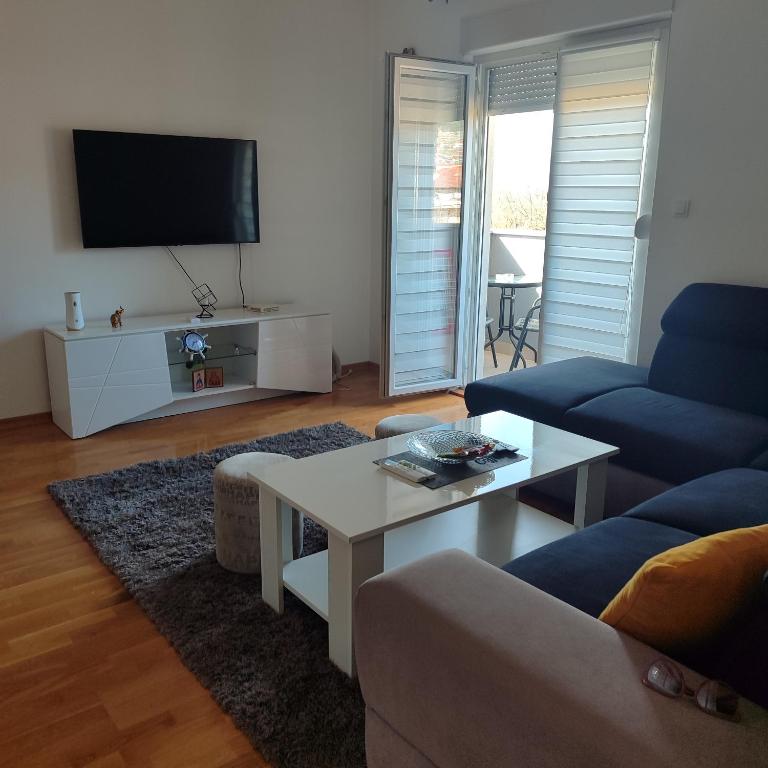 sala de estar con sofá y mesa en Apartman Ena, en Bileća