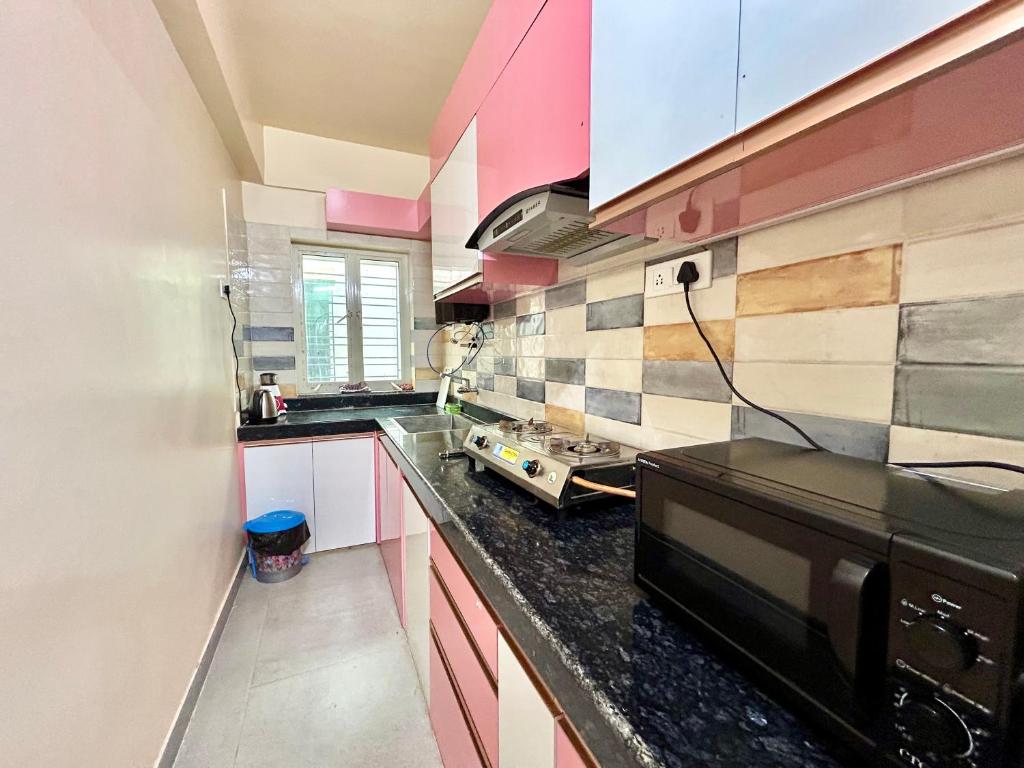 Köök või kööginurk majutusasutuses Exquisite 3BHK Apartment in the heart of Newtown beside Axis Mall, Action Area 1