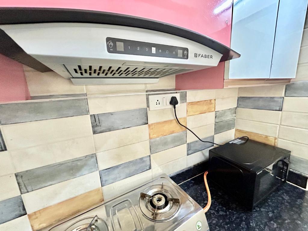 Köök või kööginurk majutusasutuses Exquisite 3BHK Apartment in the heart of Newtown beside Axis Mall, Action Area 1