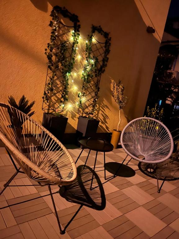 une chambre avec deux chaises, une table et des lumières dans l'établissement Nika 2, à Rijeka