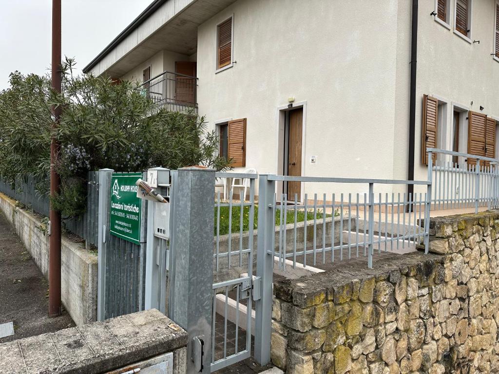 ネグラールにあるCasa Garganegaの建物前柵