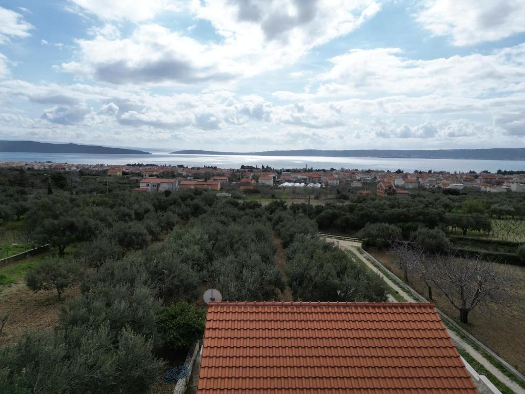 vista sulla città e sull'acqua di City Apartment Nature a Kaštela (Castelli)