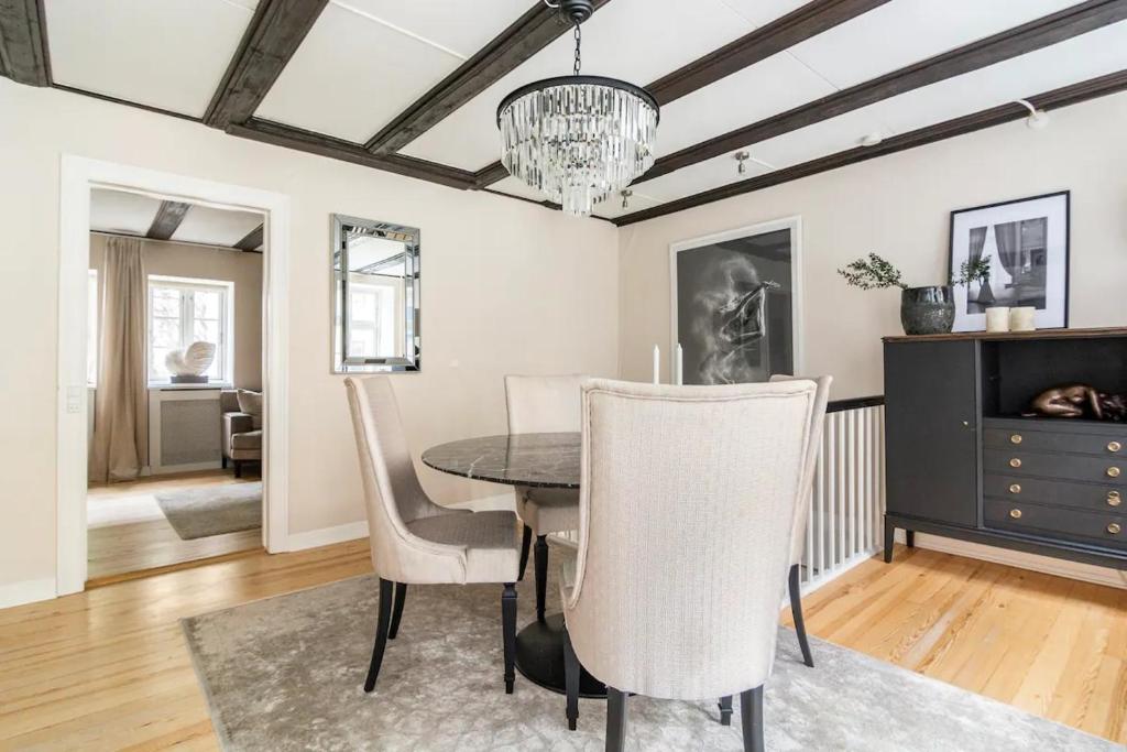 哥本哈根的住宿－Connected luxury apartments in historical Copenhagen townhouse，一间带桌椅的用餐室