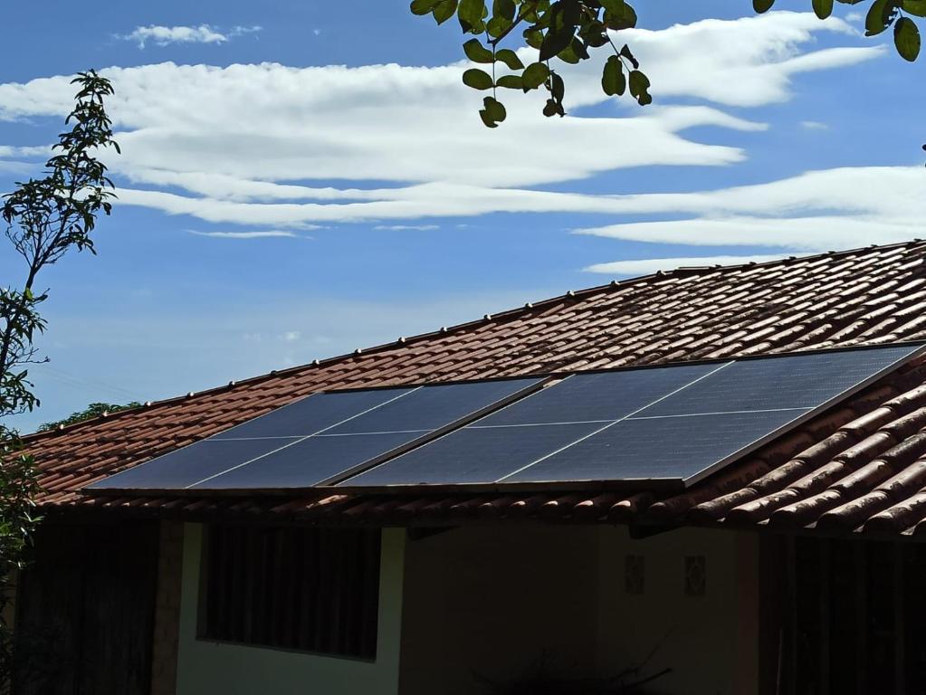 a group of solar panels on the roof of a house at Chalés Pássaros do Cerrado in Cavalcante