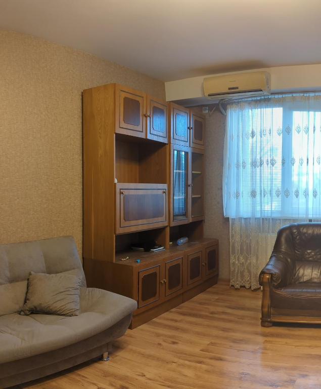 ein Wohnzimmer mit einem Sofa und einem TV in der Unterkunft ქირავდება თბილისში, დიდუბის პავილიონთან 2 ოთხაიანი ბინა in Tbilisi City
