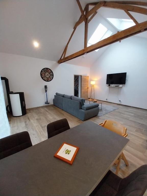 un salon avec une table et un canapé dans l'établissement le chalet d Alex, à Étretat