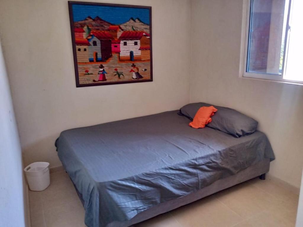 ein Bett in einem Schlafzimmer mit einem Bild an der Wand in der Unterkunft Casa Marcella in Playa Dormida