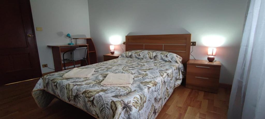 a bedroom with a bed with two towels on it at Villa Blas - Camiño Portugués- in Redondela