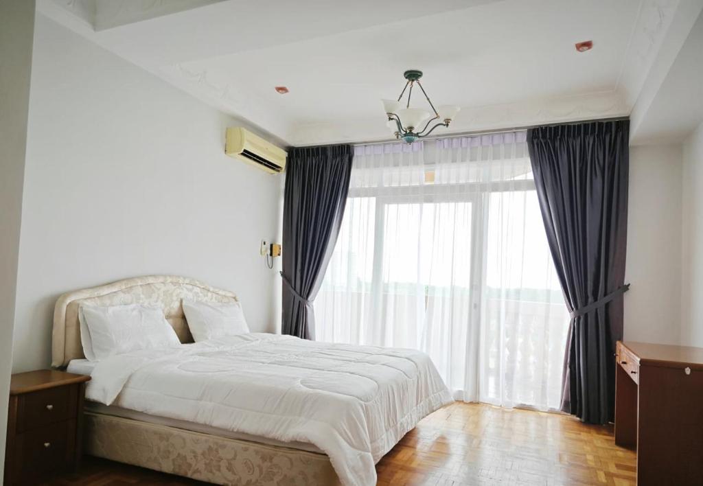 Voodi või voodid majutusasutuse Riverbank Suites Sarawak Riverview, Waterfont Kuching City toas