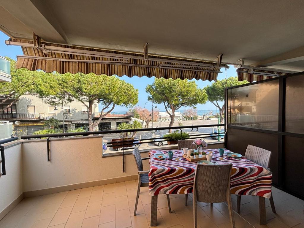 una sala da pranzo con tavolo e sedie su un balcone di Cavalluccio Marino i4 Silvi Vacanza a Silvi Marina