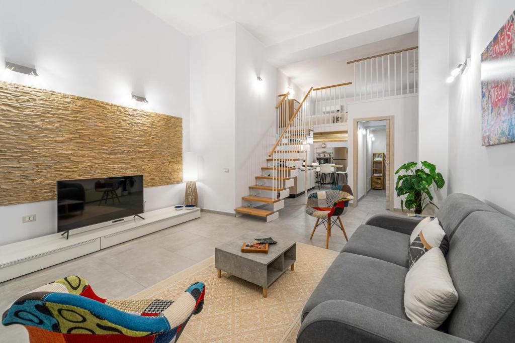 卡利亞里的住宿－New 2024 Urban 48，带沙发和电视的客厅
